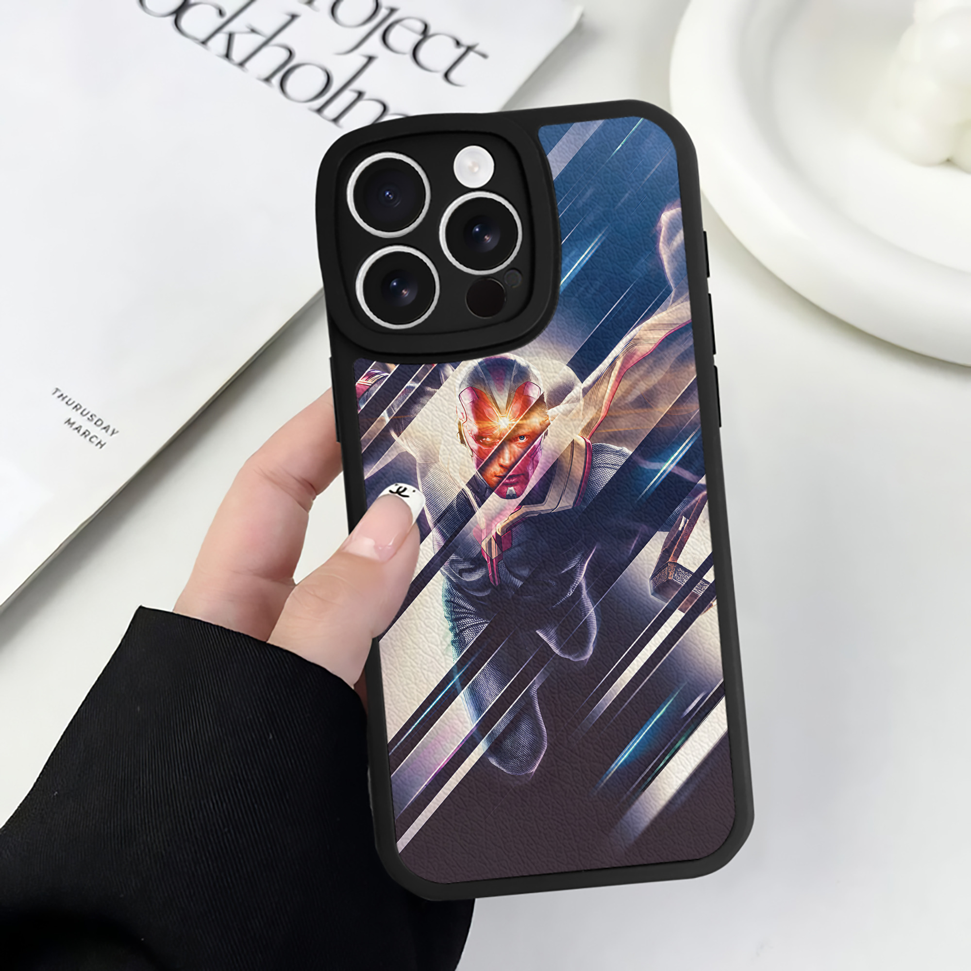 （画像用） アベンジャーズ The Avengers 【iPhone 16シリーズ対応】シリコンスマホケース（レザー調） 材質：シリコン